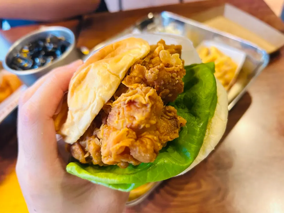 도톰한 치킨 패티가 들어간 치킨버거