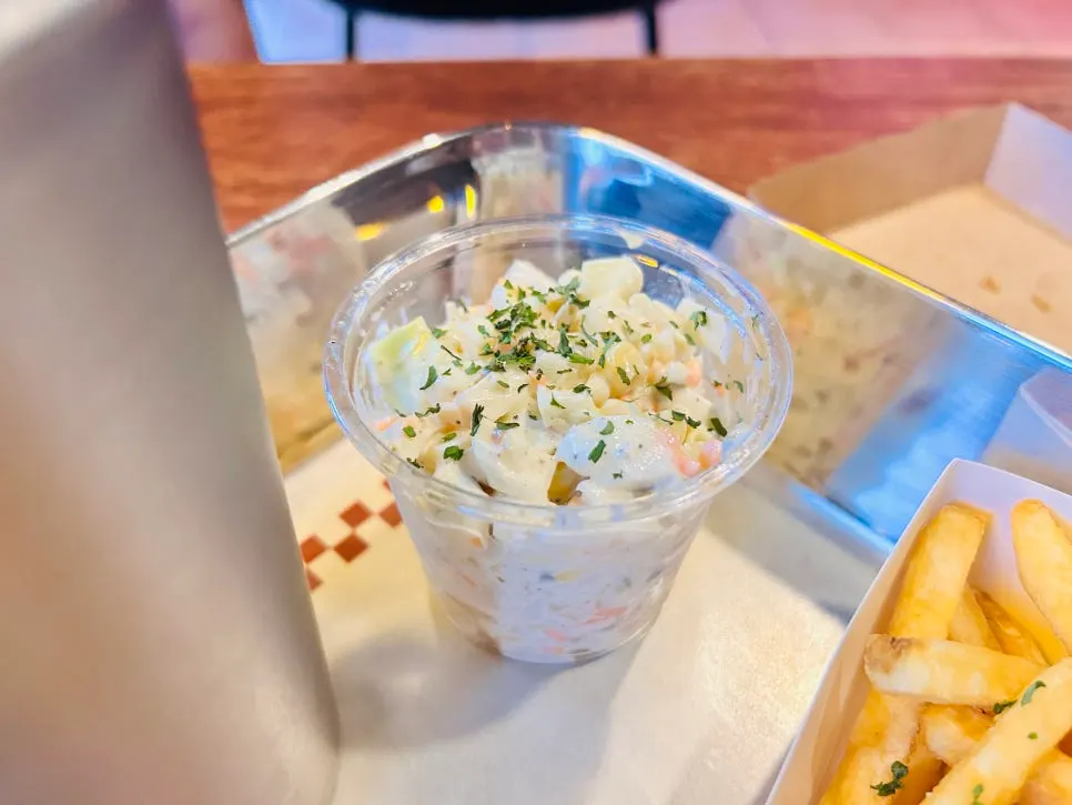 치킨버거를 들어 올린 모습