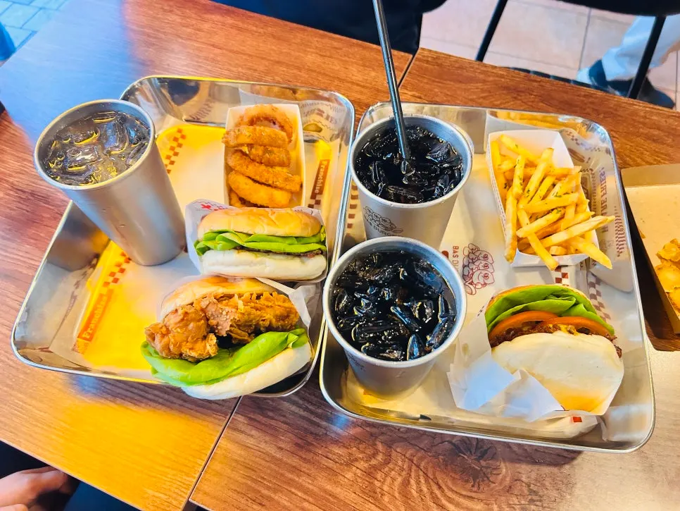 버거와 사이드를 함께 담은 마지막 상차림