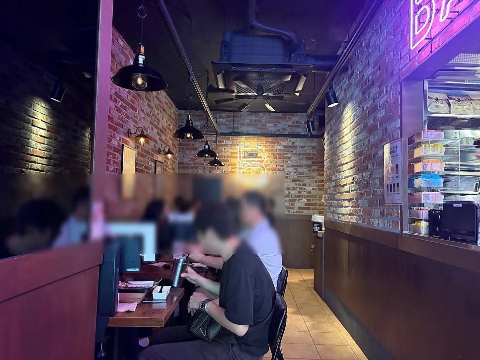Lighting and table seating at BAS Burger Seonyudo