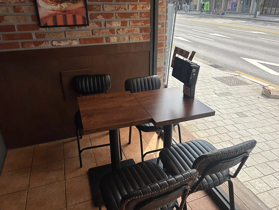 Solo-dining-friendly seats at BAS Burger Seonyudo