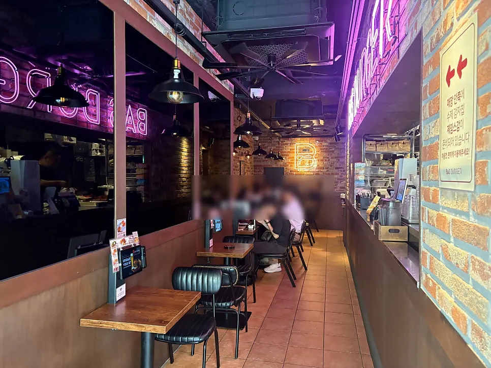 View of the 2-person and 4-person tables at BAS Burger Seonyudo