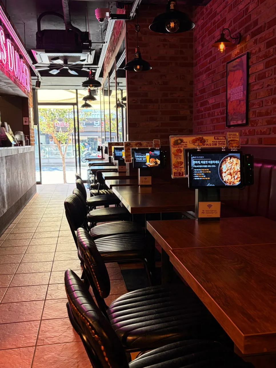 Interior of BAS Burger Seonyudo near Seonyudo Station