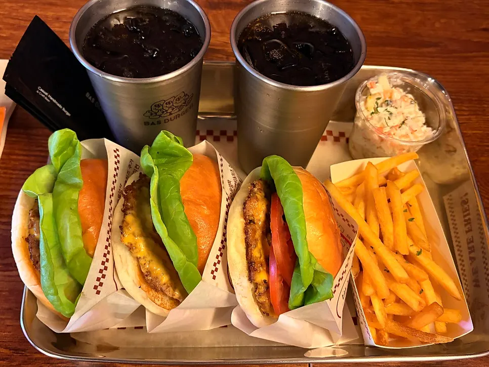 BAS Burger set served on a tray