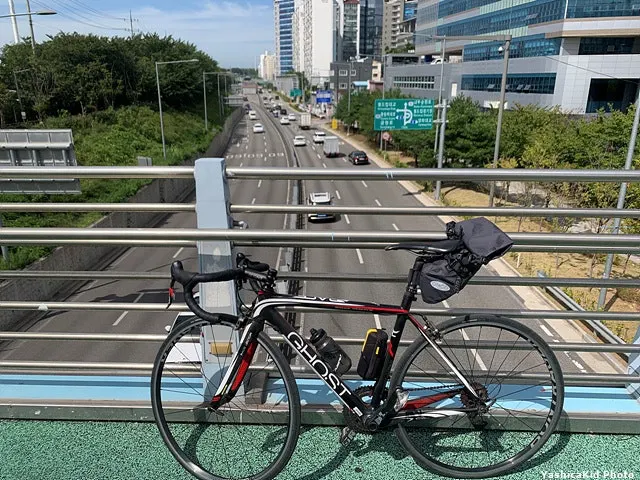 Pedestrian bridge over the Seobu Expressway and a bicycle fitted with a saddlebag