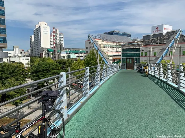 Cycling route past the pedestrian bridge toward Seonyudo Station