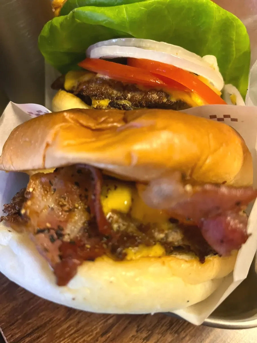 BAS Burger with lettuce and tomato