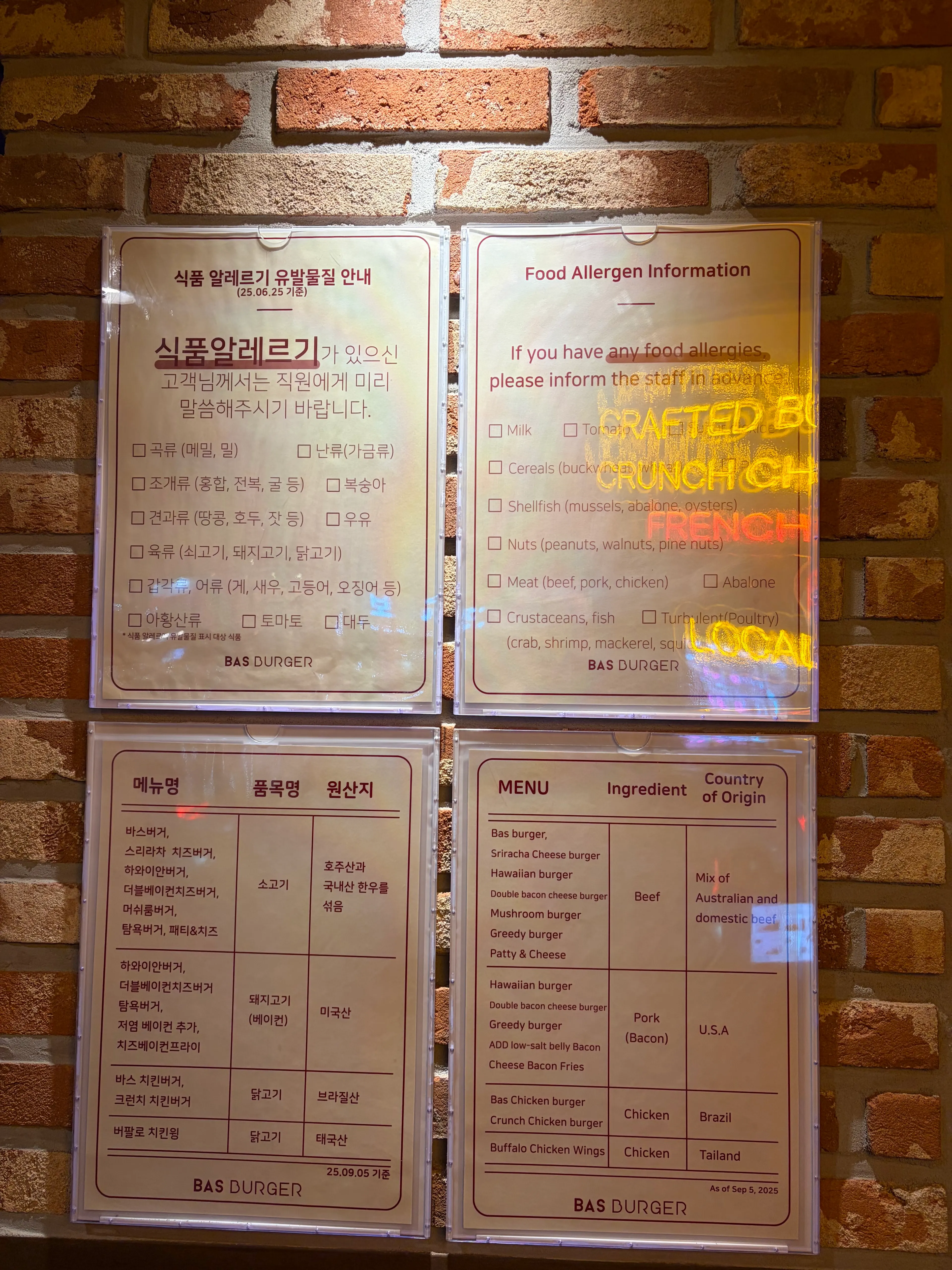 테이블마다 놓인 주문 키오스크