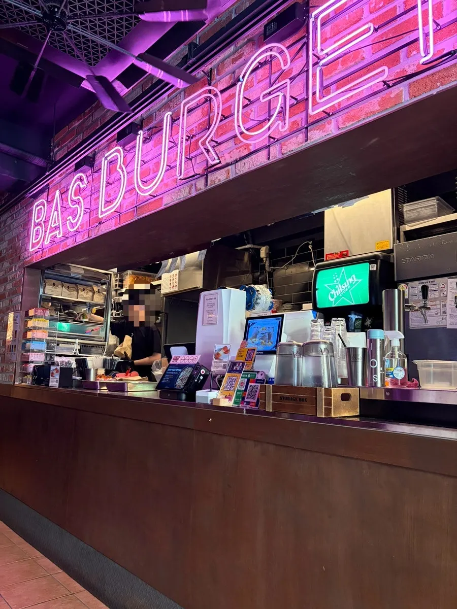 BAS Burger Seonyudo fully packed on a weekend afternoon