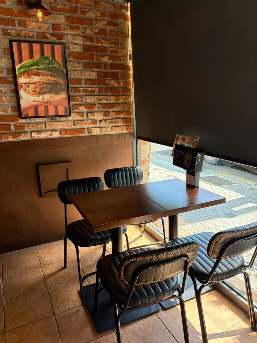 Interior of BAS Burger Seonyudo with clean, tidy decor