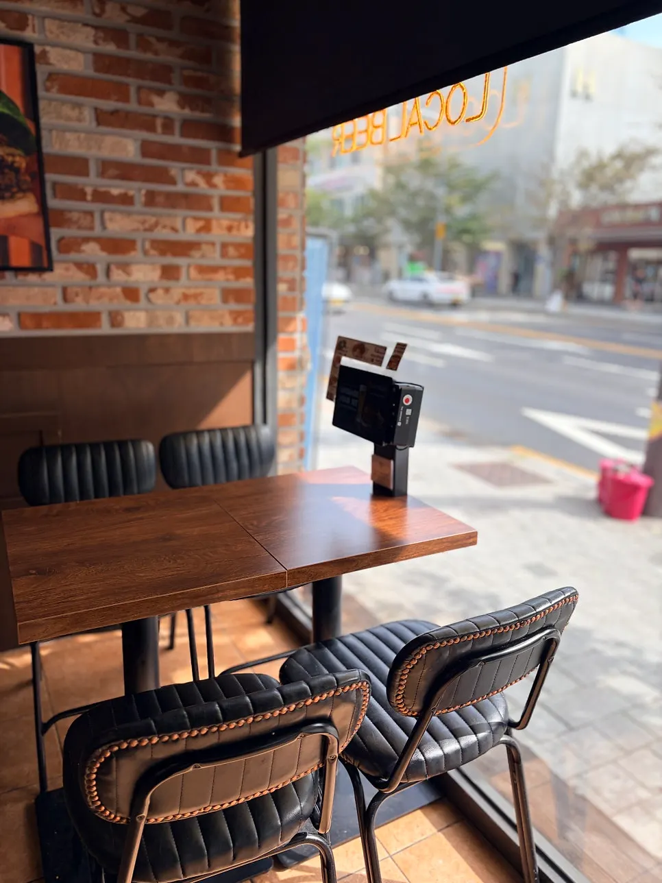 펍 느낌이 나는 바스버거 안쪽 자리