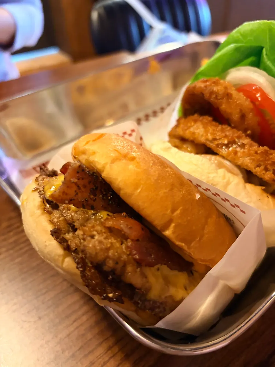 반반 커팅한 버거 두 종류