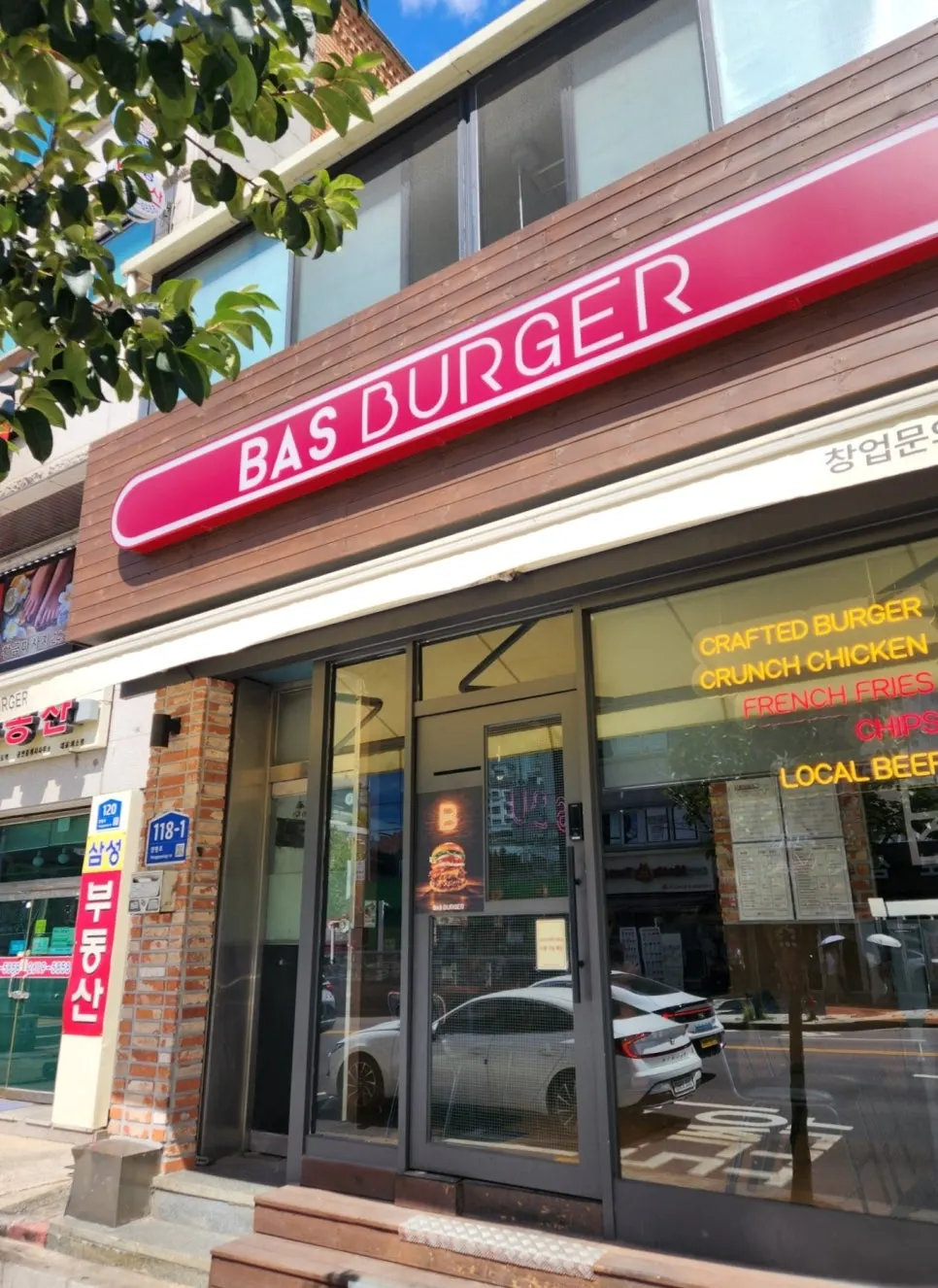 BAS Burger storefront in front of Seonyudo Station