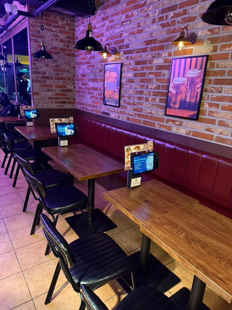 Interior of BAS Burger Seonyudo during a quiet moment between customers