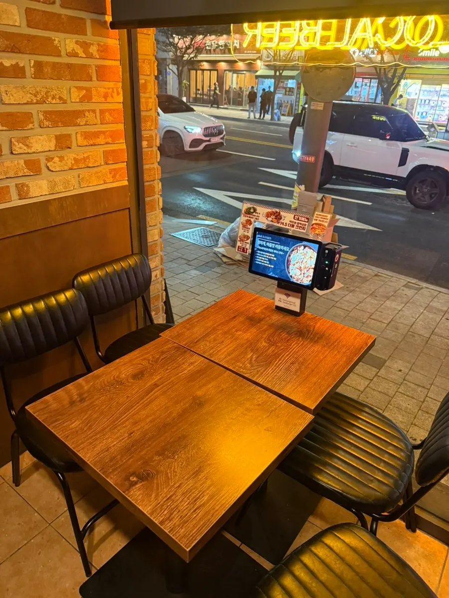 Seating at BAS Burger Seonyudo, great for solo dining