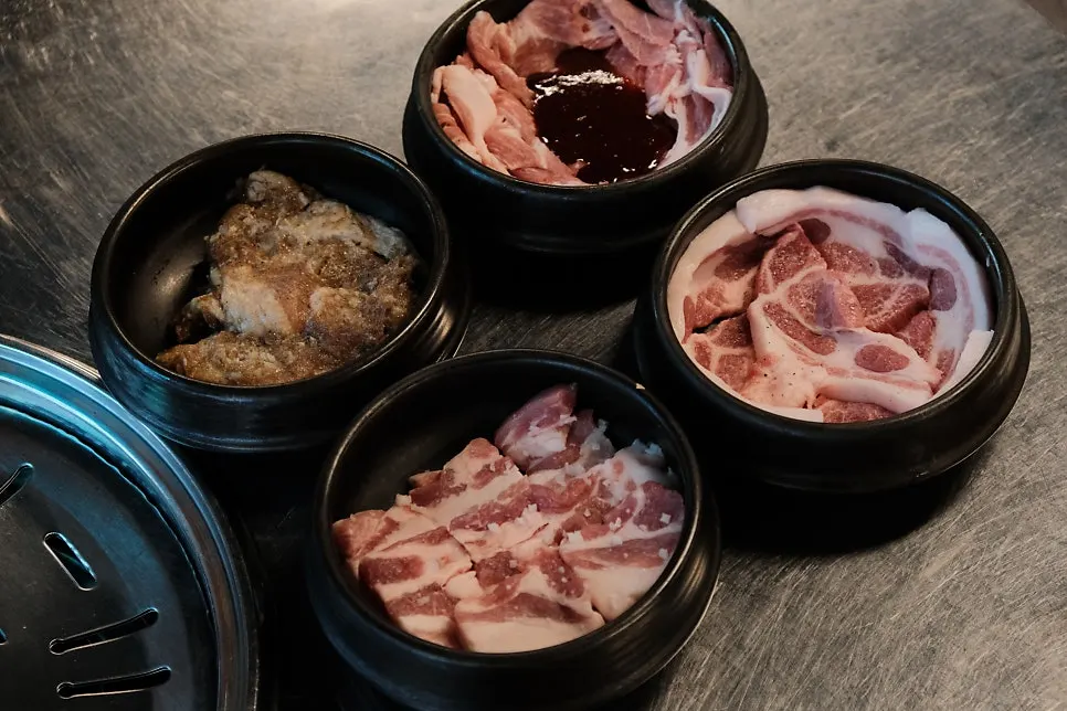 Meat dishes prepared in order