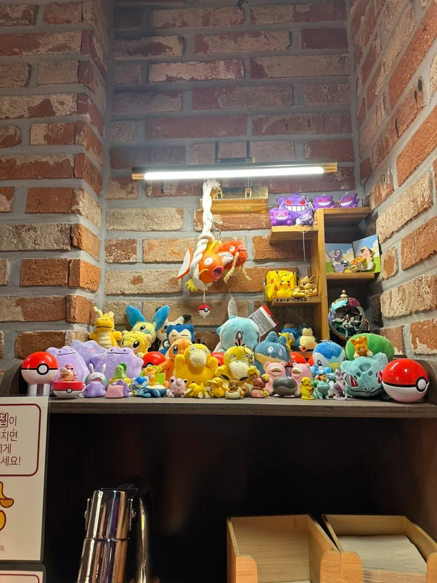 Atmosphere inside BAS Burger Seonyudo