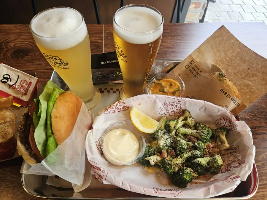 버거와 사이드 맥주 주문 구성
