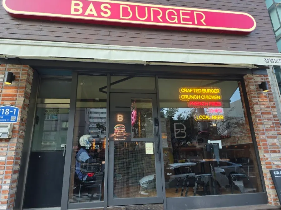 Interior of BAS Burger Seonyudo