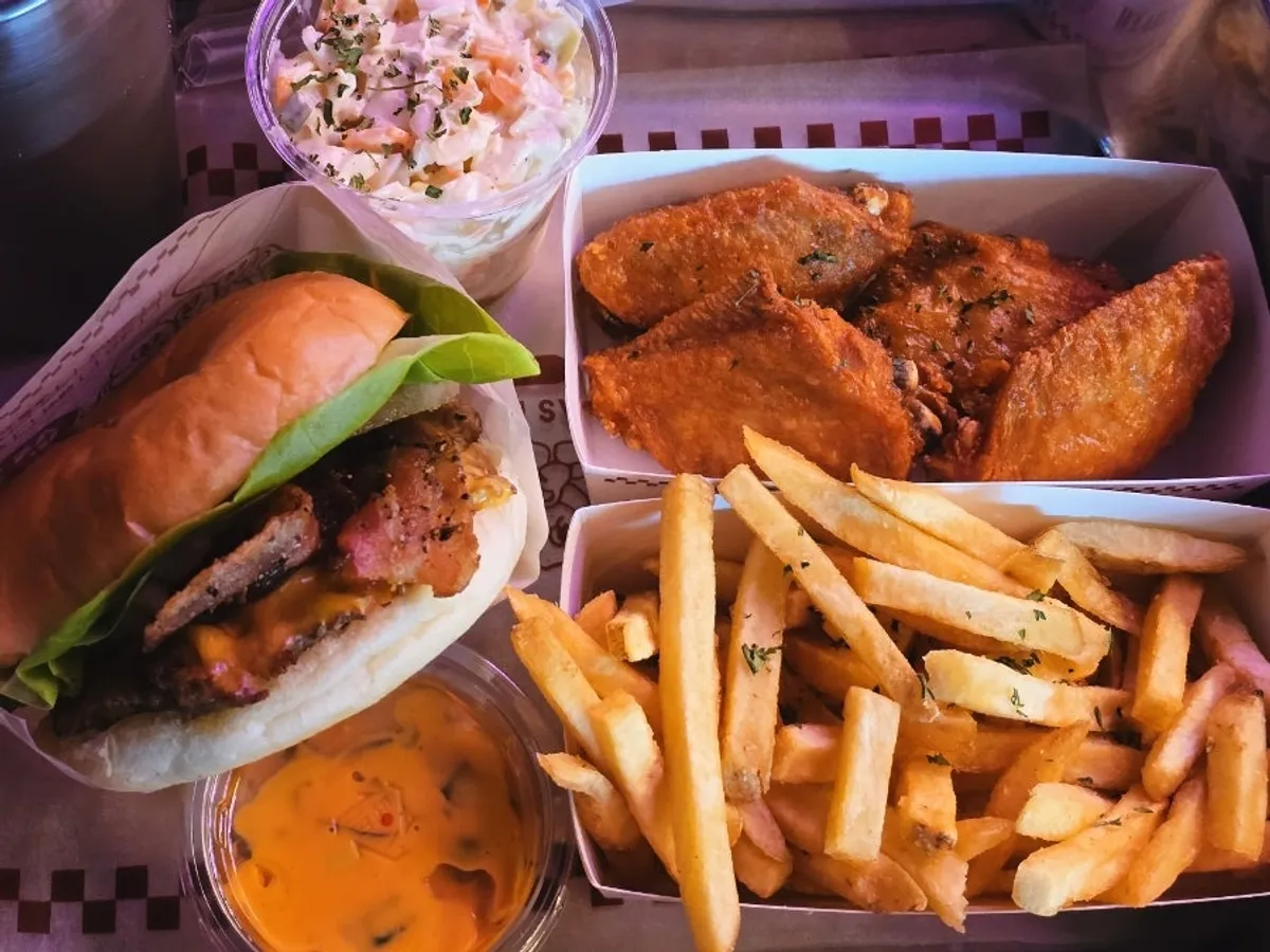 BAS Burger chicken wings