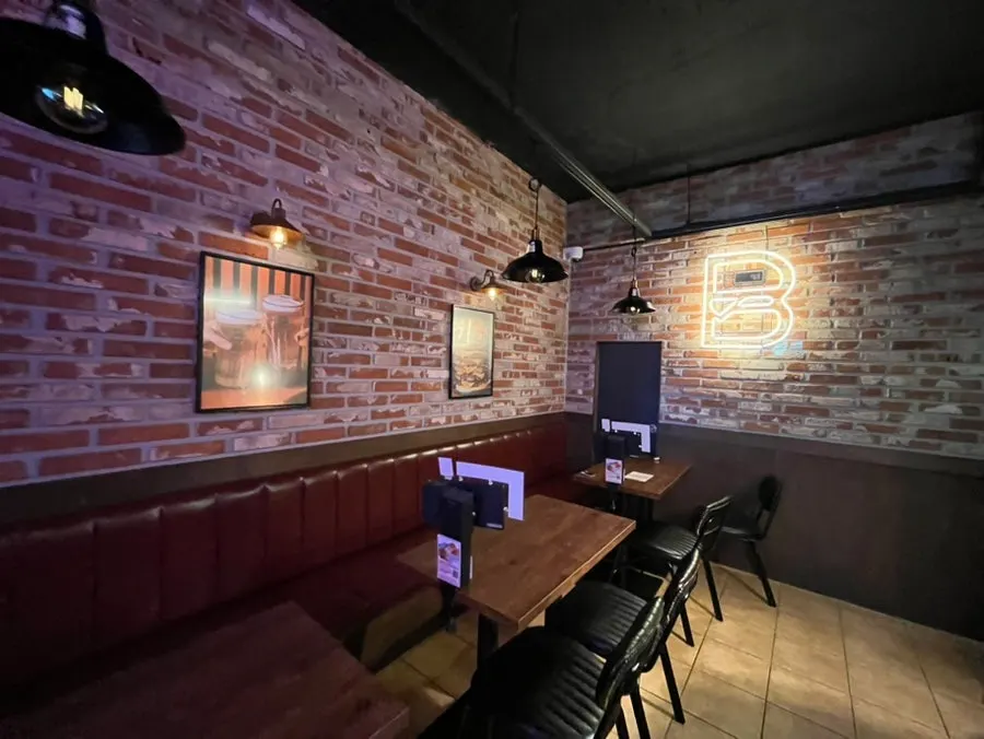 Interior view of BAS Burger Seonyudo's dining area