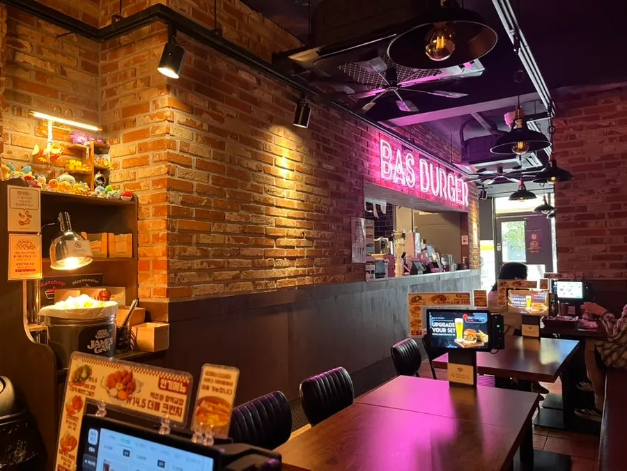 Pub-like dining hall at BAS Burger Seonyudo