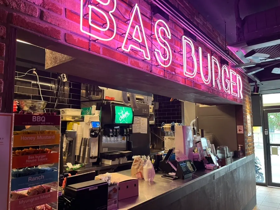 Counter with many takeout customers at BAS Burger Seonyudo