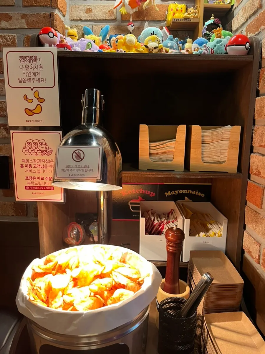 Warm homemade potato chips served with unlimited refills