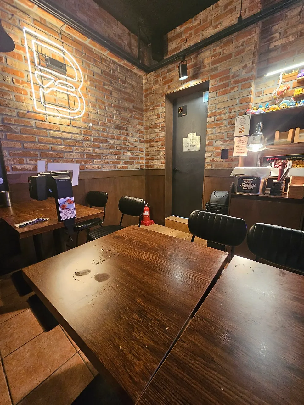 Tables inside BAS Burger Seonyudo