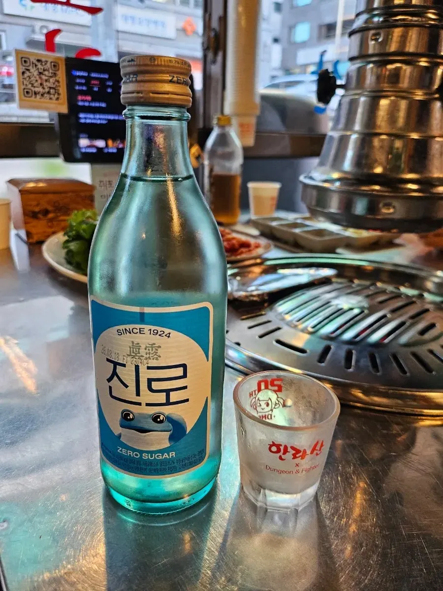 990원 소주 한 잔과 1인 밑반찬, 소스 상차림