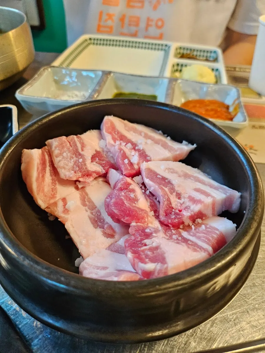 줄줄이 특 목살과 연탄 왕소금 삼겹살 생고기 접시