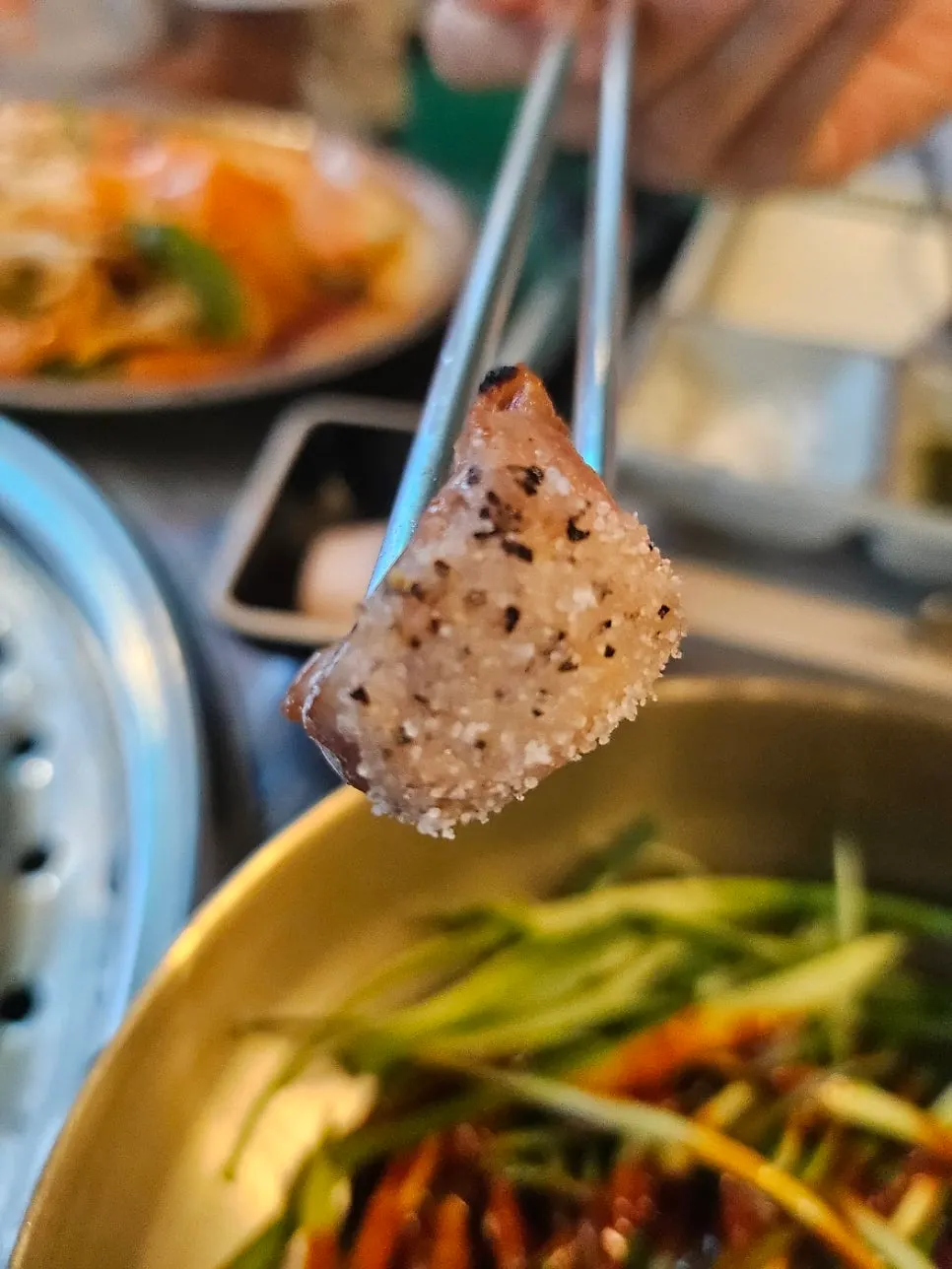 연탄 불판에서 4면을 익히는 스테이크 목살