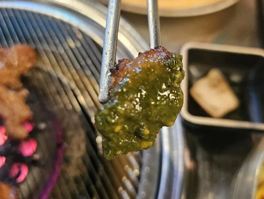 소금이 뿌려진 연탄 왕소금 삼겹살