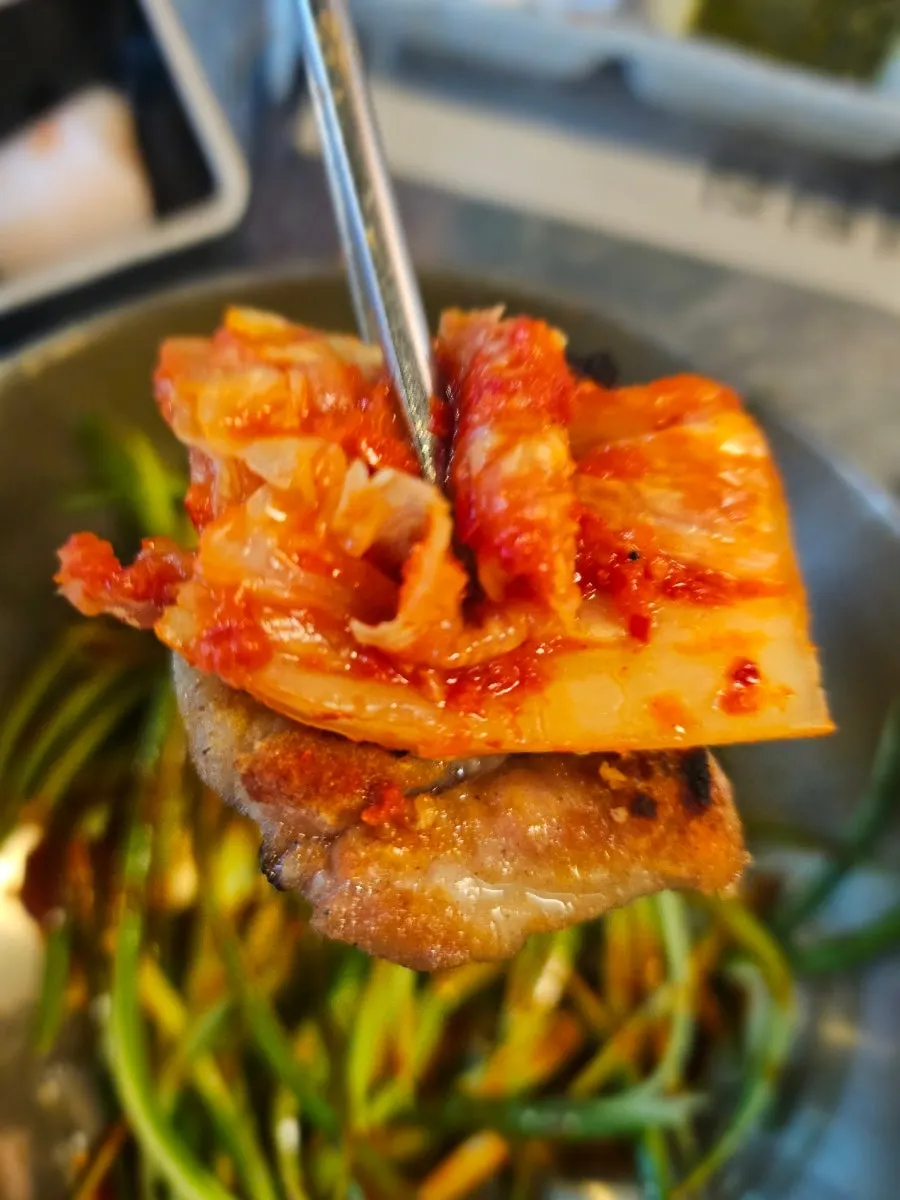 구운 삼겹살과 밑반찬 한 점
