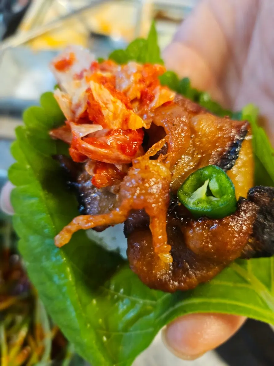연탄불에 구운 고기와 밑반찬 조합