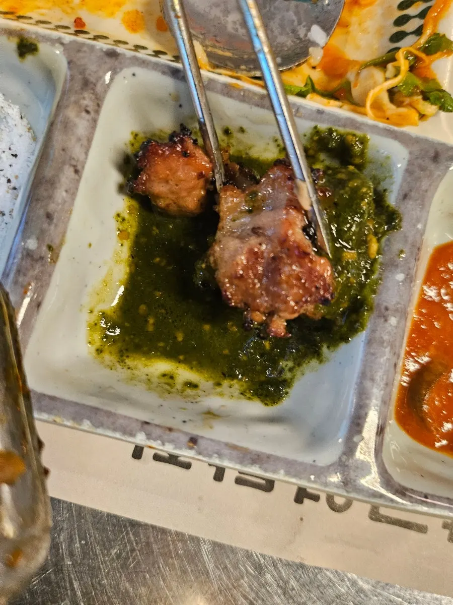 연탄 불판에서 굽는 오돌갈비