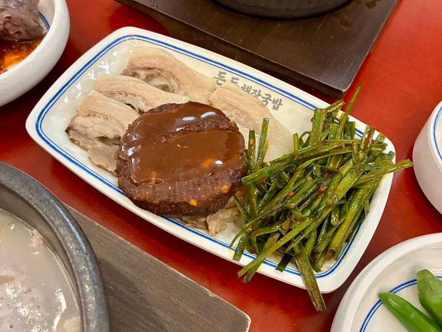 놋그릇에 차려진 시그니처정식세트 한상