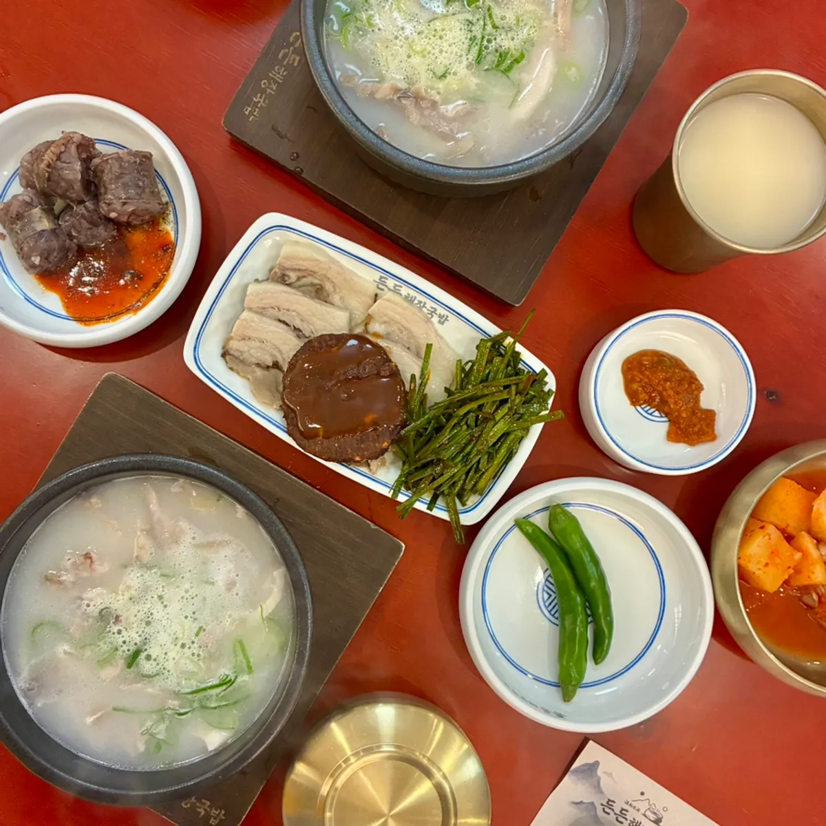 수육과 떡갈비, 부추무침, 찰순대가 놓인 상차림