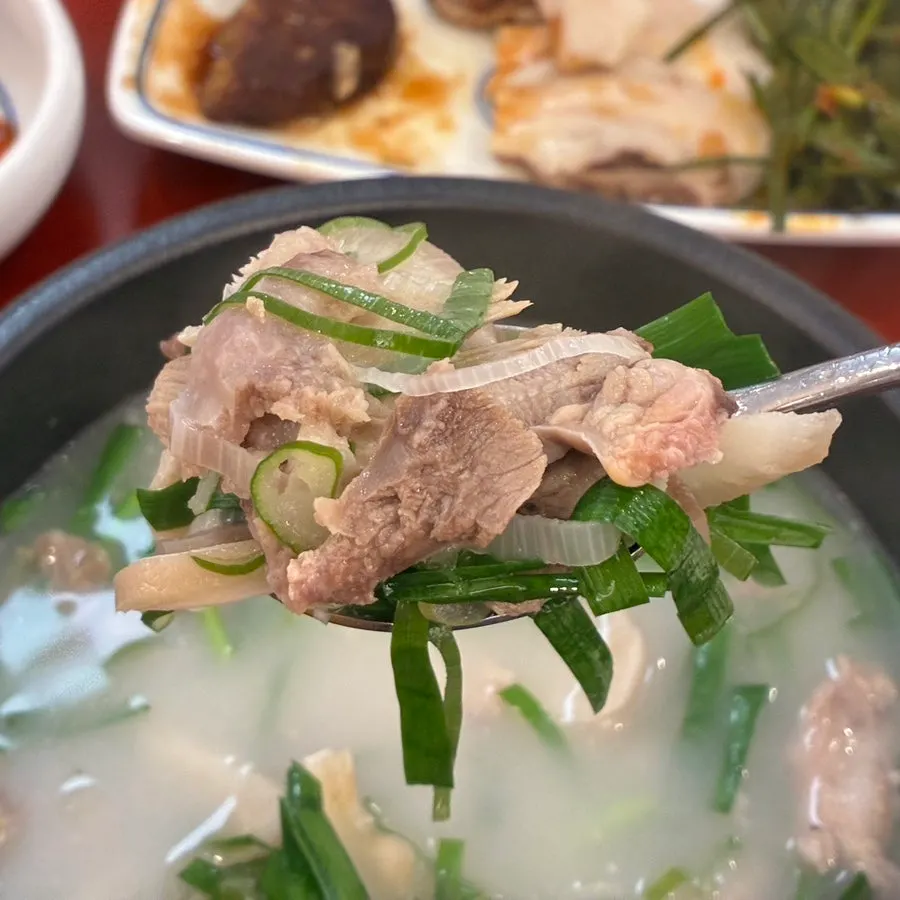 머릿고기가 가득한 돼지국밥 뚝배기