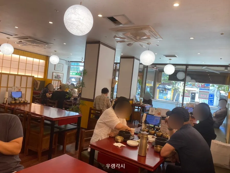 Suasana dalam kedai dan ruang kumpulan yang sudah ada pelanggan walaupun awal pagi