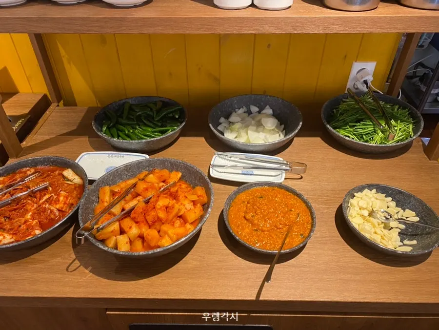 Lauk sampingan asas: kimchi, seokbakji dan cili cheongyang