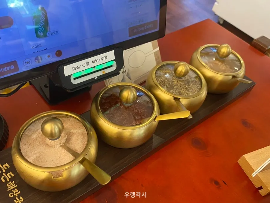 Pyeonbaek sundae dicelup dalam sos istimewa