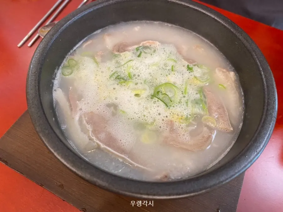 Hidangan Signature Deundeun Set dan Deundeun Pork Gukbap di atas meja