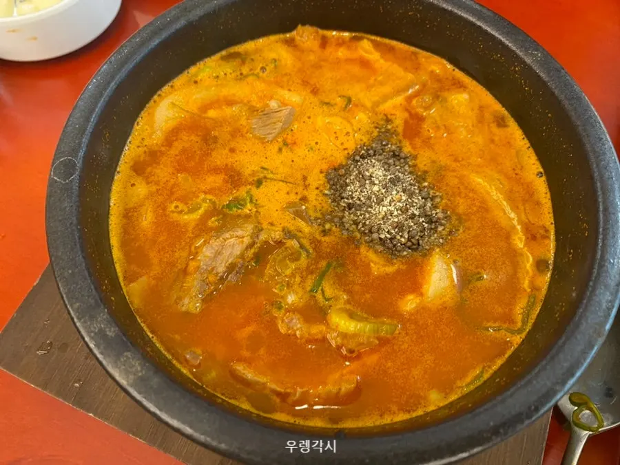 Gukbap babi pedas dengan daging tanpa lemak dan bahagian dalaman