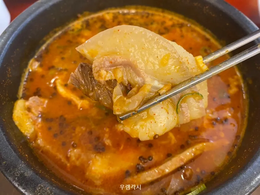 Gukbap pedas ditambah lada hitam, saeujeot dan serbuk biji perilla