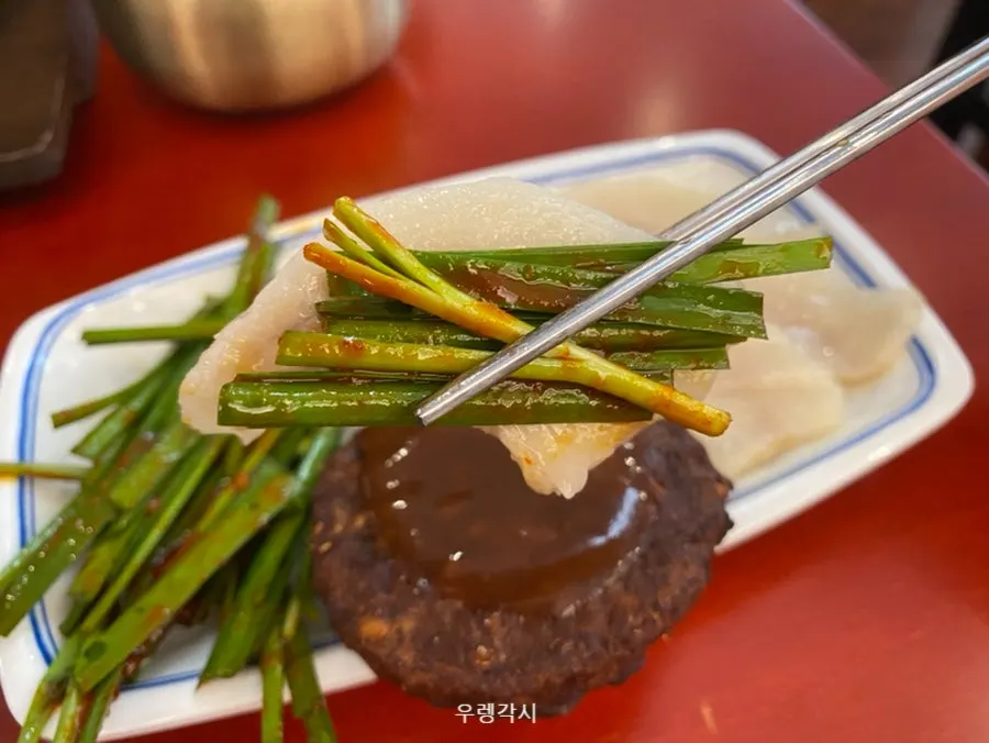 Tteokgalbi dan onsuyuk yang datang bersama set menu