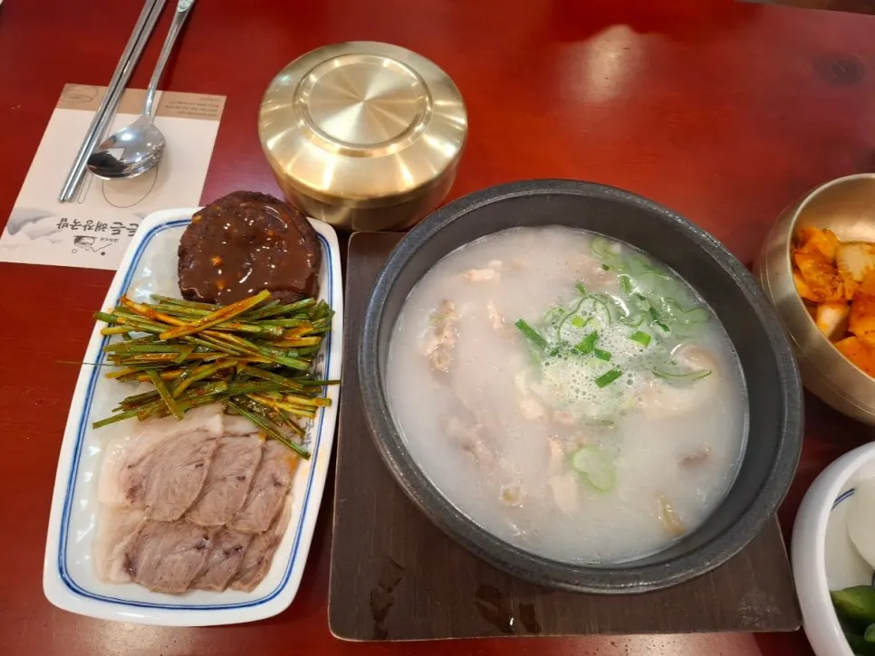 뽀얀 국물의 돼지국밥 한 그릇