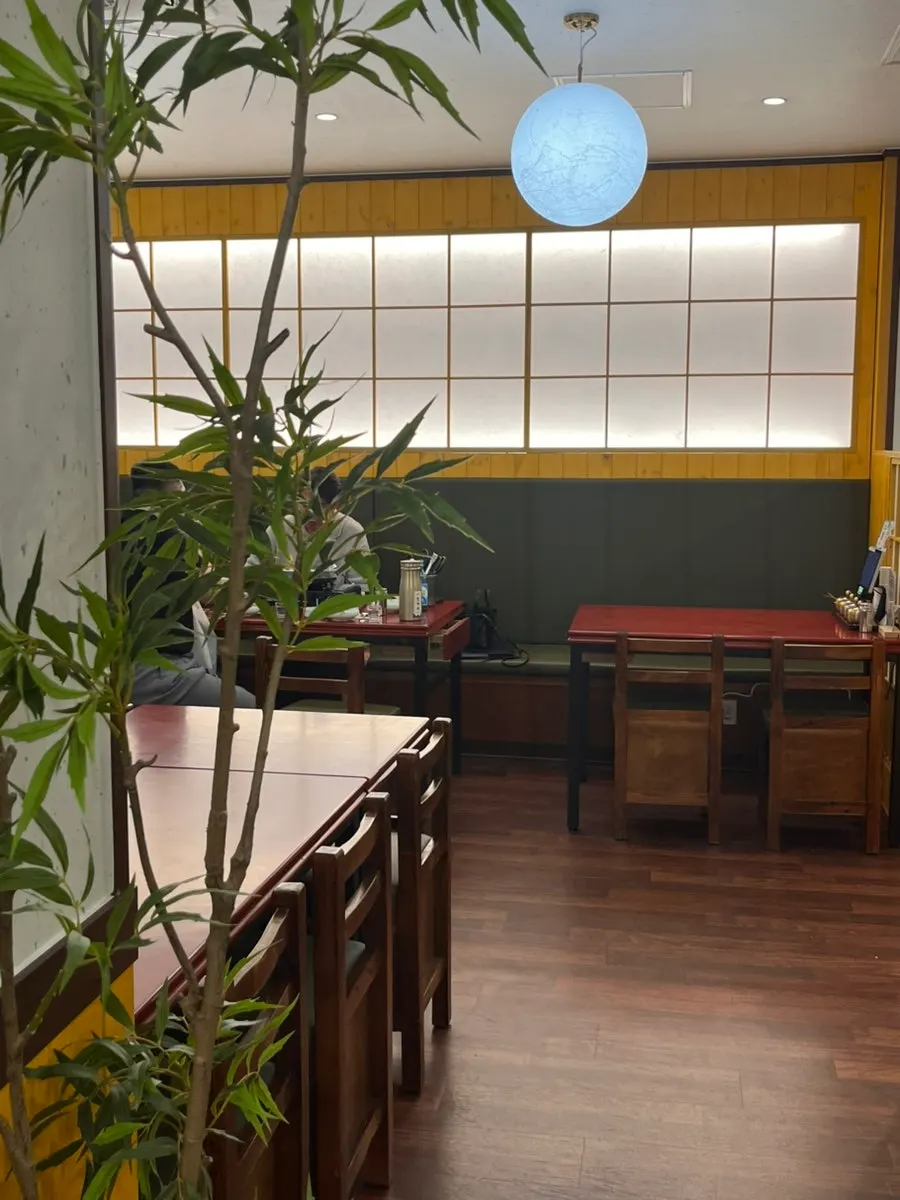 Solo dining seats available for one person