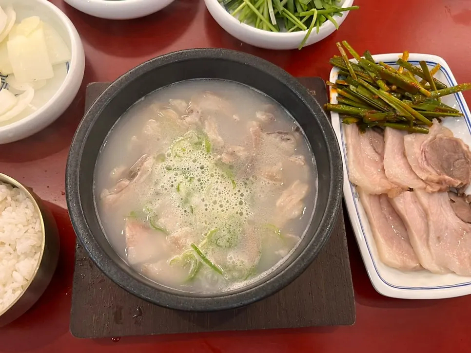Information image showing the boiled pork set composition