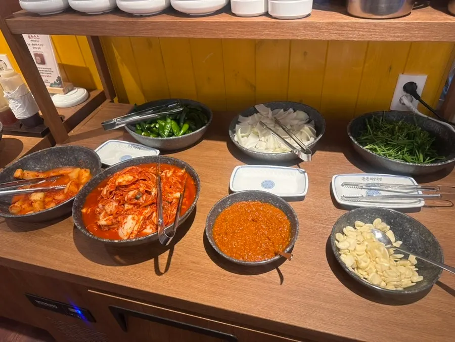 테이블에 차려진 국밥집 밑반찬